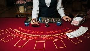 Aplikasi mobile naga95 menampilkan meja dealer langsung dan permainan sportsbook di perangkat Android dan iOS